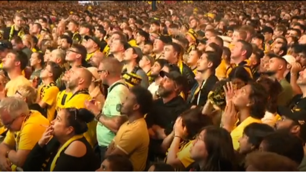 Tristeza de los aficionados del Borussia Dortmund tras la derrota en Champions