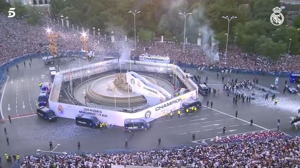 Una abarrotada Cibeles recibe a los heroes de Wembley
