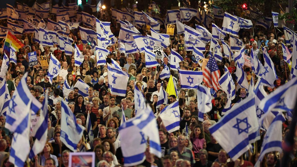 Una multitudinaria manifestación en Tel Aviv pide a Benjamin Netanyahu que acepte el plan de alto el fuego