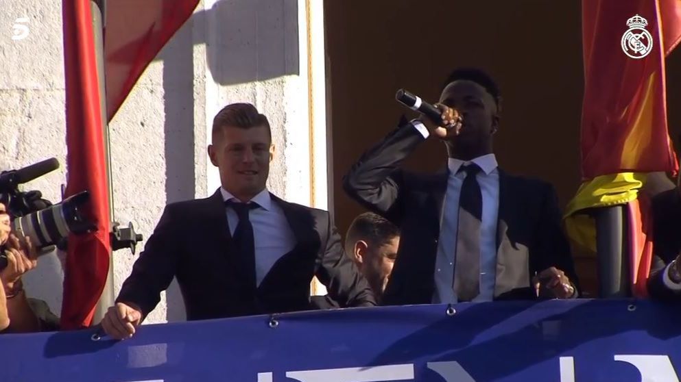 Vinicius se dirige a la afición desde el balcón de la sede regional