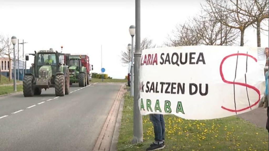 Los agricultores españoles y franceses bloquean la frontera durante 24 horas