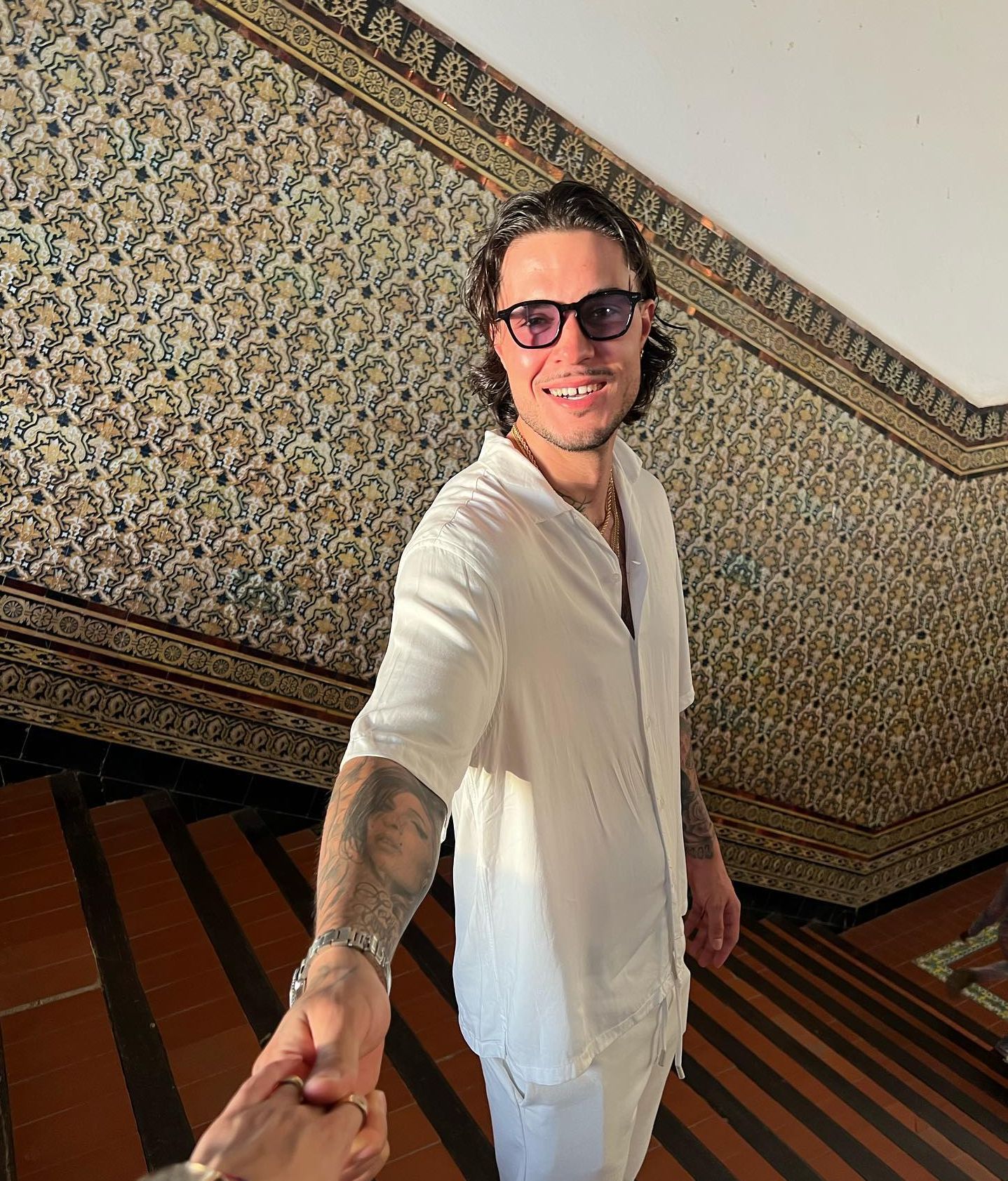 Alejandra Rubio, de la mano de Carlo Costanzia, en la Plaza de España de Sevilla