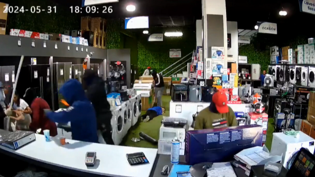 Un grupo de atracadores desvalija en un minuto una tienda de electrodomésticos en un polígono de Sevilla