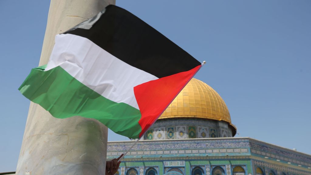 Bandera palestina ondea frente a la Cúpula de la Roca, en la Explanada de las Mezquitas de Jerusalén (archivo)