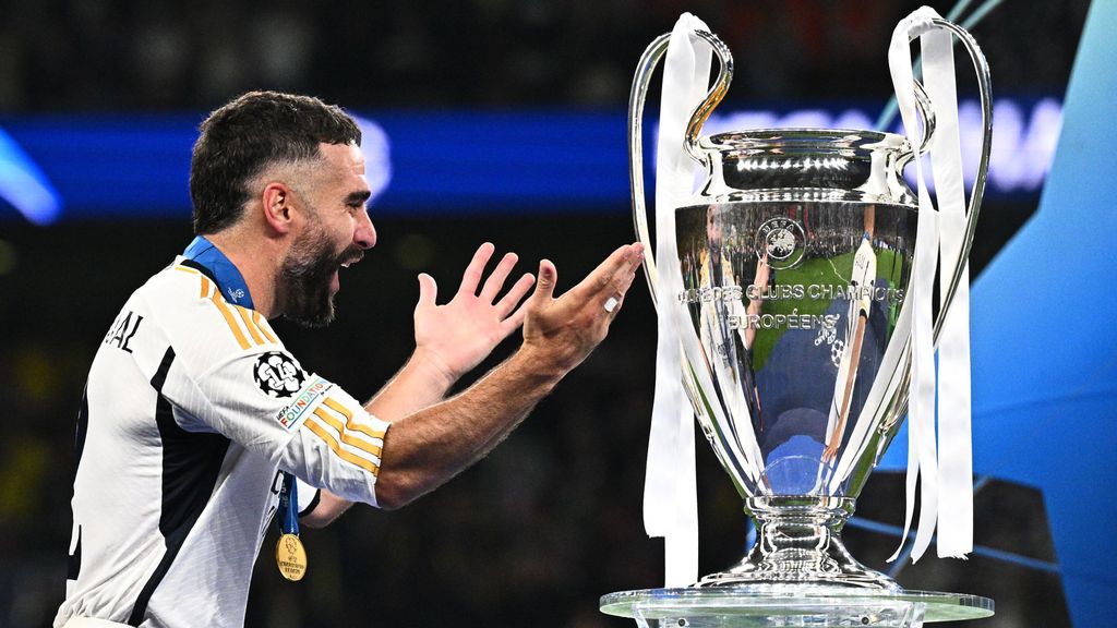 Carvajal y el gesto para el recuerdo con su padre, uno de los policías que escoltó al Madrid en la celebración de la decimoquinta