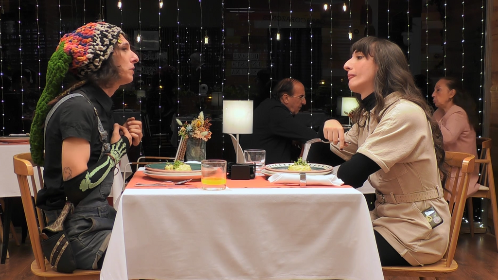 Dos chicas trans apuestan por el poliamor en 'First dates'