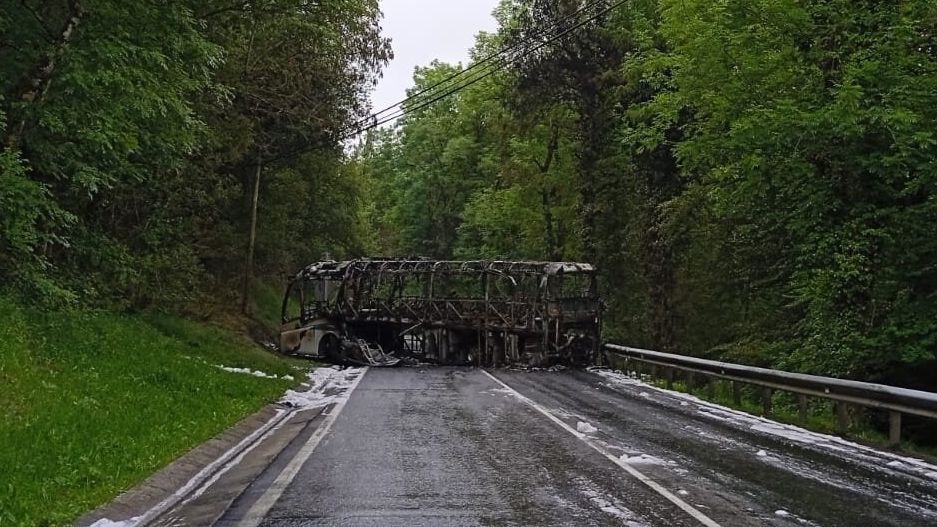 El autobús ha quedado completamente calcinado