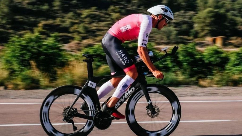 El valenciano Emilio Aguayo sobre su bicicleta durante la prueba