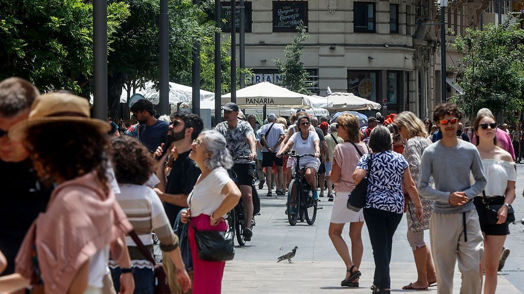 España roza los 24 millones de turistas hasta abril, un 14,5% más de visitantes que hace un año