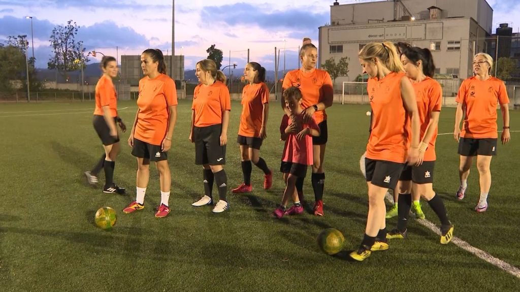 Las veteranas de Sant Feliu, de animar a sus hijos a jugar a fútbol: "Ahora sabemos lo que sienten"