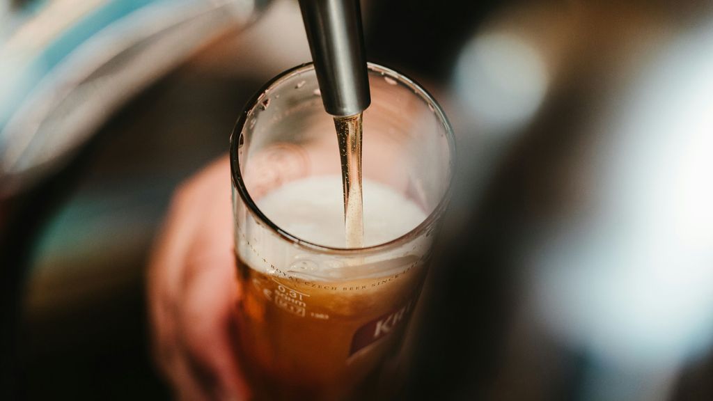 Llenando un vaso de cerveza