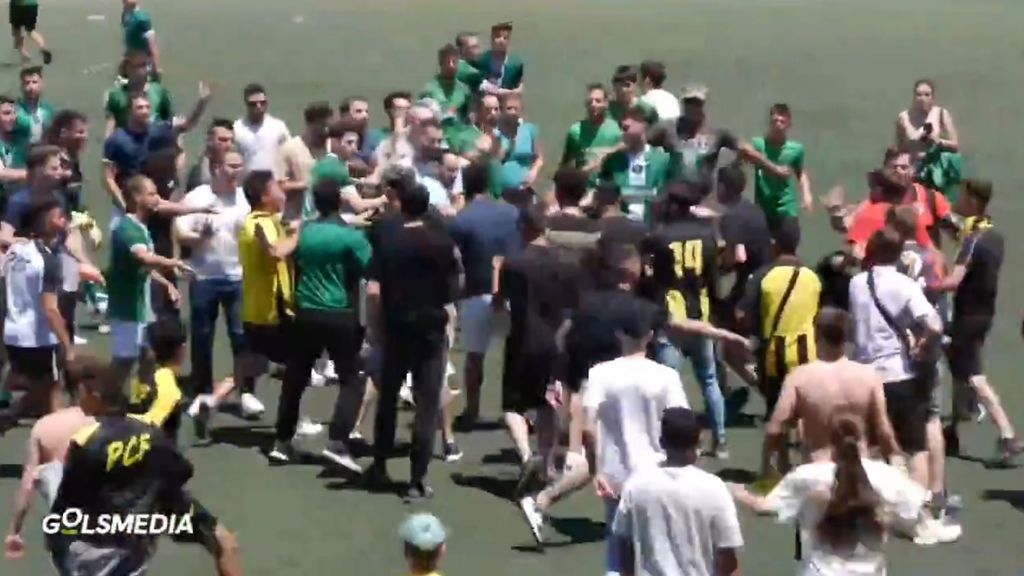 Así se produjo una pelea multitudinaria en el campo de fútbol del Paterna tras un partido en el que se jugaban el ascenso de categoría