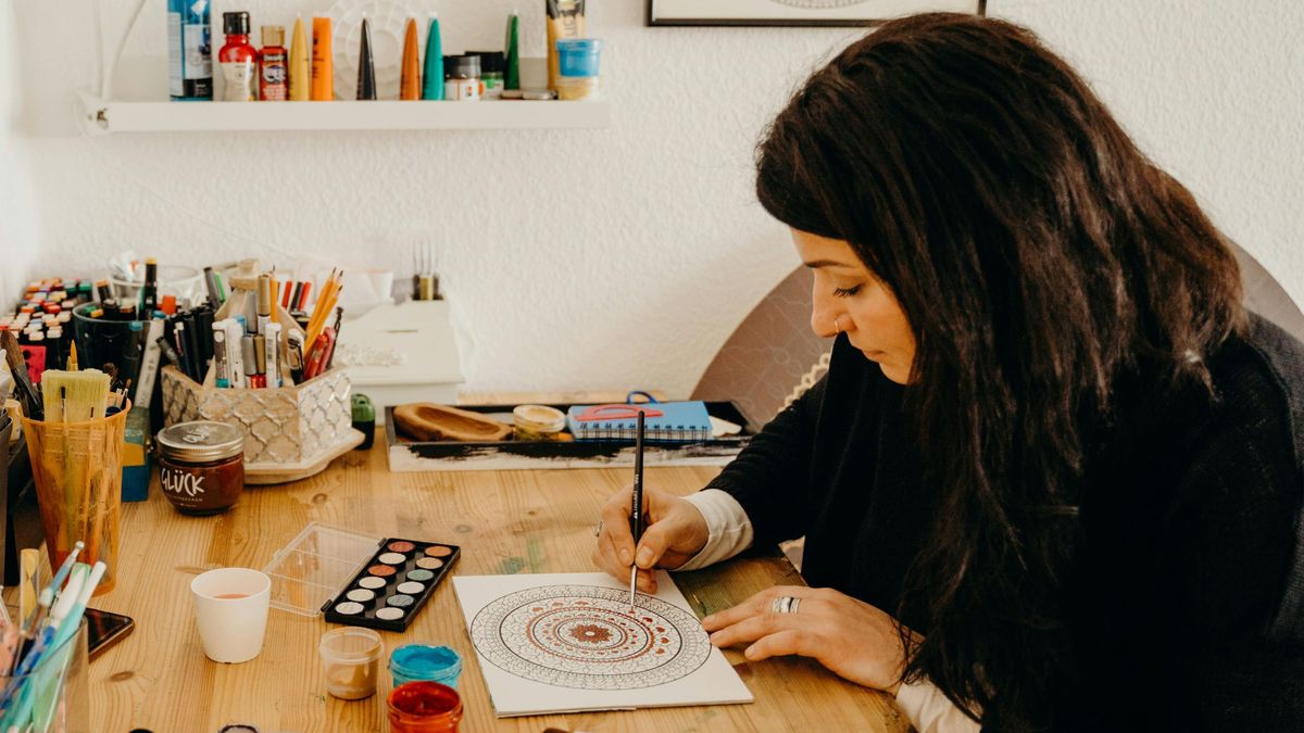 Una mujer pintando mandalas