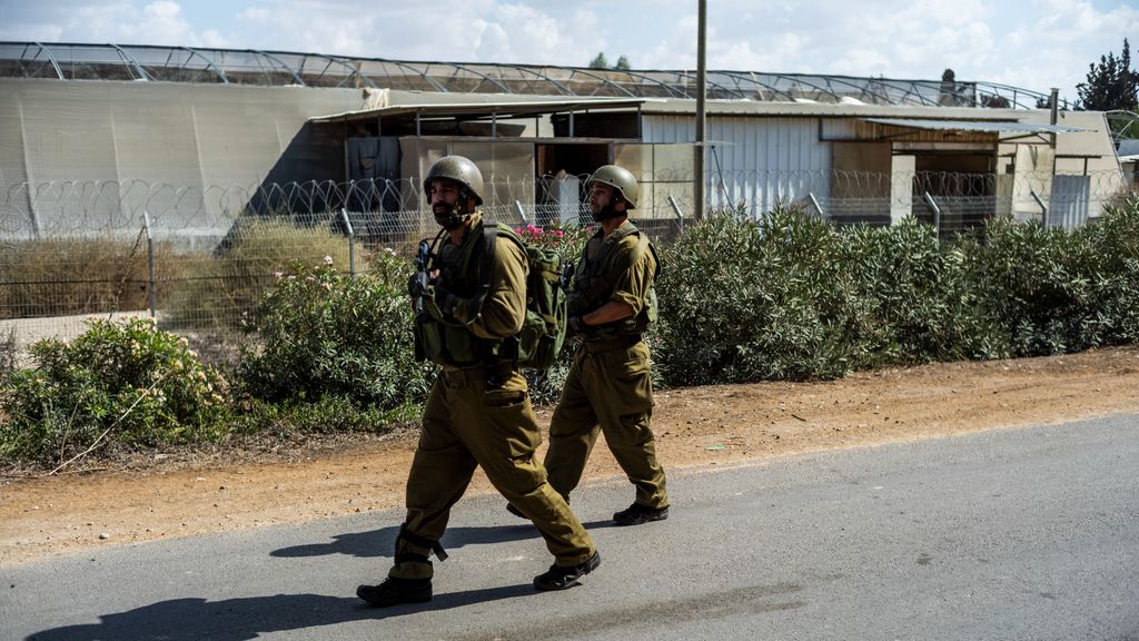 Soldados israelíes patrullan en el kibutz de Nir Oz