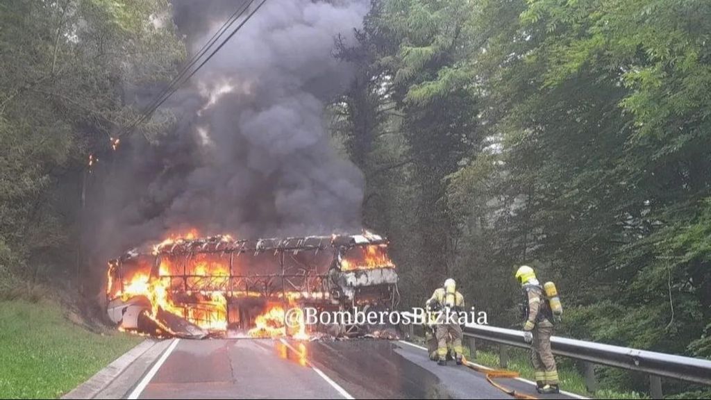 Un autobús ha comenzado a arder mientras circulaba con escolares por Vizcaya