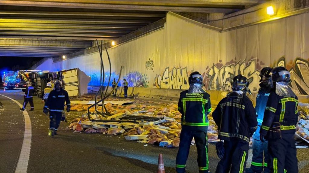 Un camión, con 30 toneladas de jamó, vuelca y provoca importantes cortes en la R-4 en Getafe