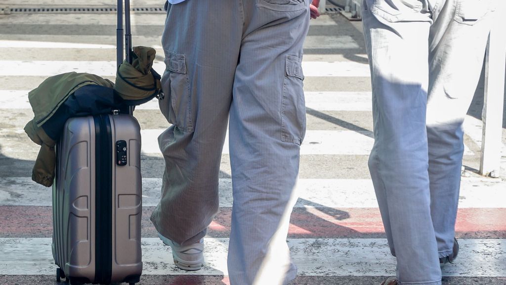 Un hombre con su equipaje de mano a la salida del aeropuerto Adolfo Suárez-Madrid Barajas