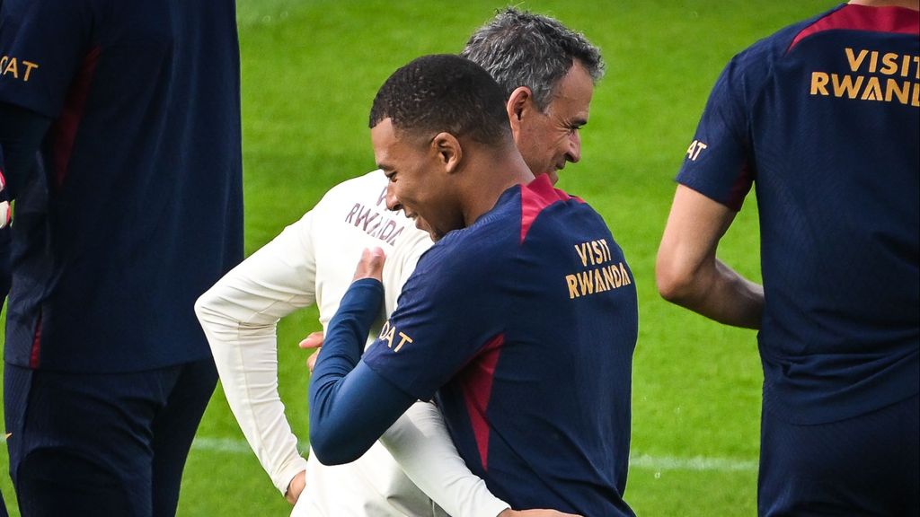 El entrenador Luis Enrique y el delantero Kylyan Mbappé durante un partido del PSG