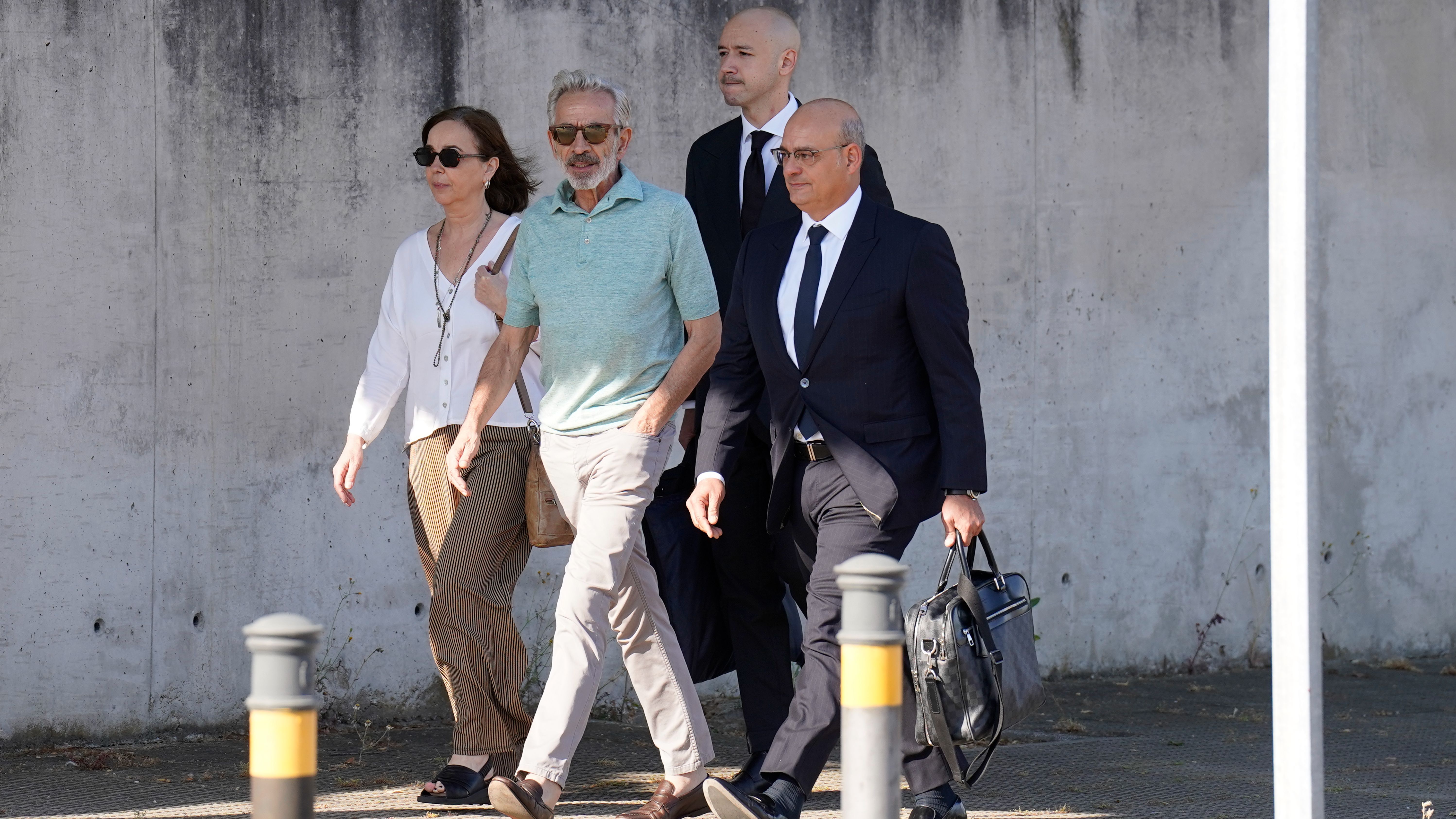 Imanol Arias y su hermana llegando a los juzgados.