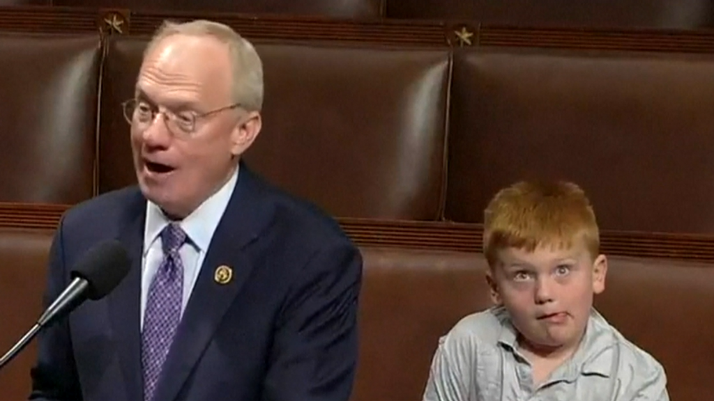 El hijo de un congresista de Estados Unidos le roba toda la atención a su padre durante su discurso