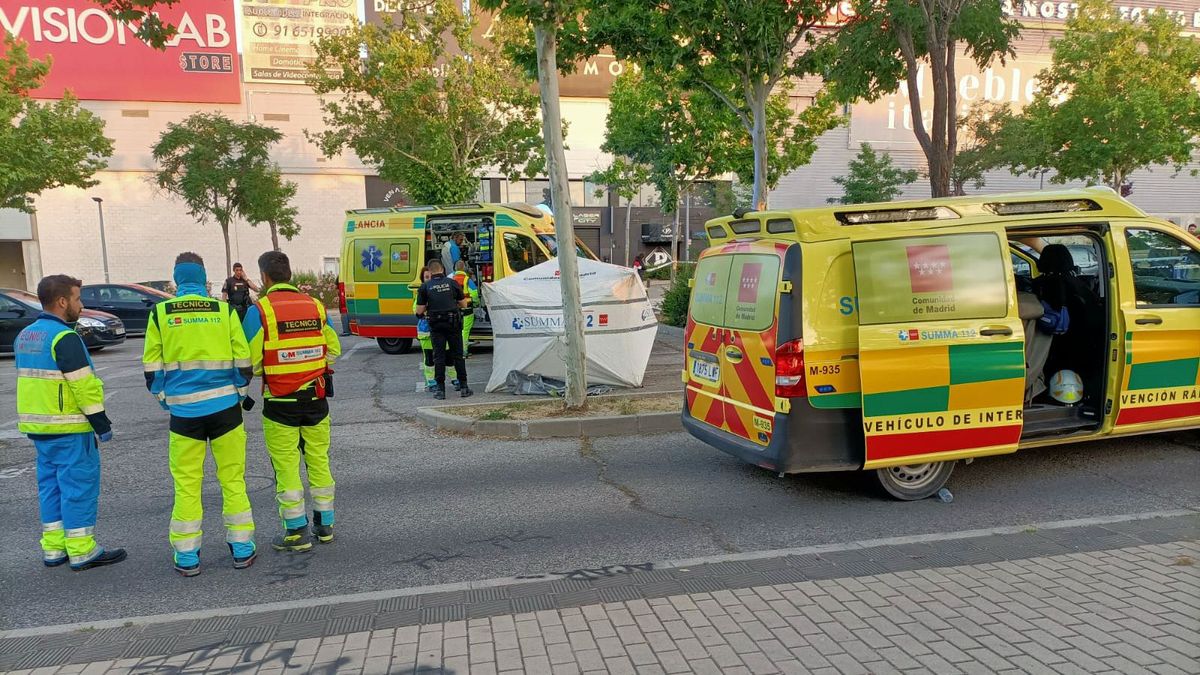 Sanitarios del Summa 112 y Policía en el aparcamiento del centro comercial Plaza Norte 2 de San Sebastián de los Reyes, donde fue atropellado Sergio