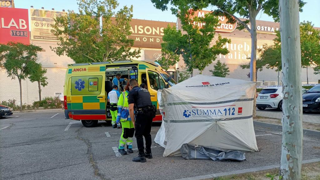 Sanitarios del Summa 112 y Policía en el aparcamiento del centro comercial Plaza Norte 2 de San Sebastián de los Reyes, donde fue atropellado Sergio