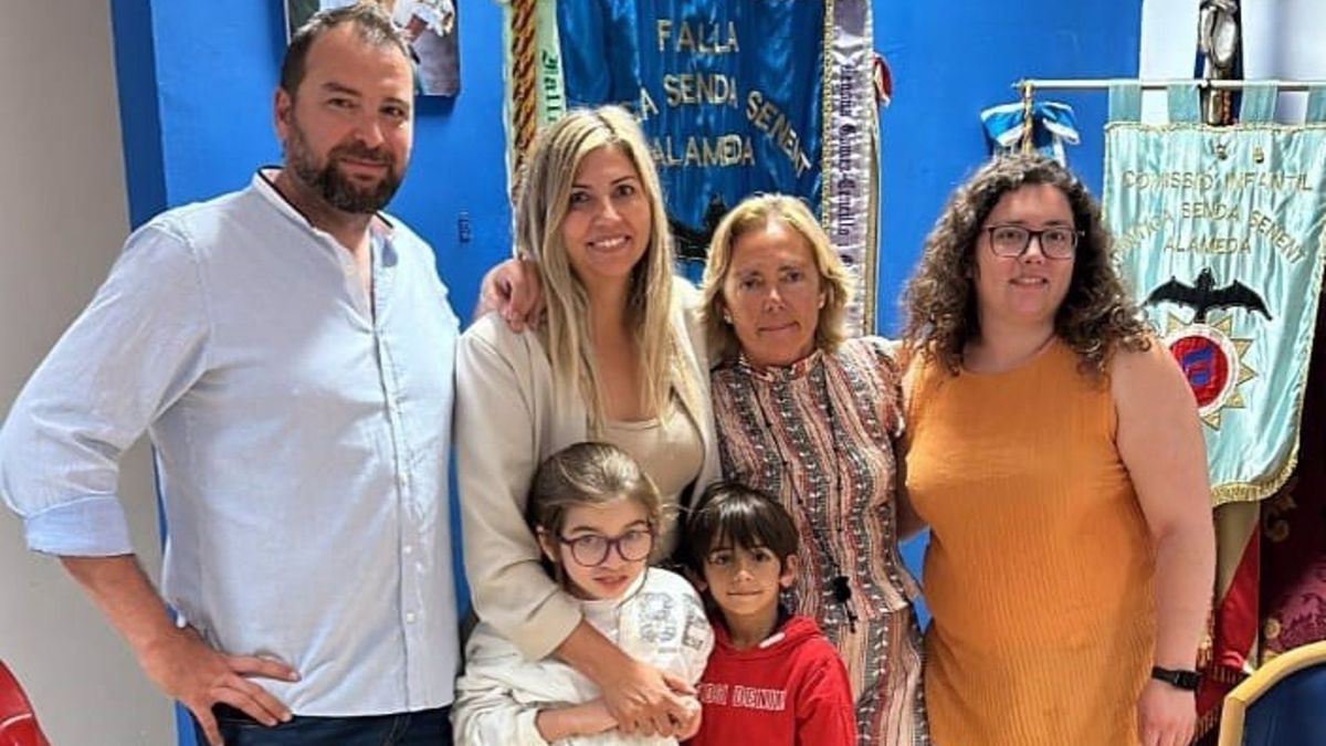 Alejandra, con gafas, junto a su familia y miembros de la falla