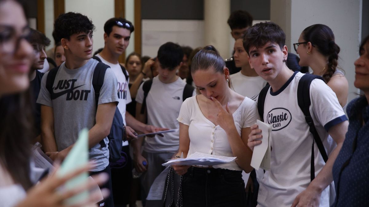 Alumnos se preparan para entrar a un examen de Selectividad en el Campus Ciutadella de la UPF, en Barcelona