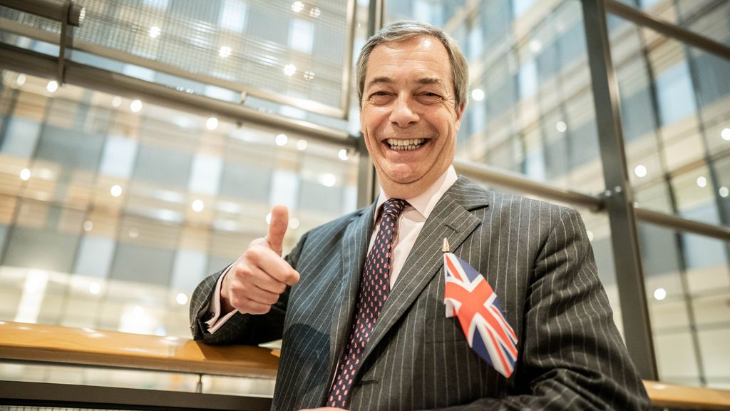 Arrojan un batido contra Nigel Farage, líder de la formación de derechas en Reino Unido