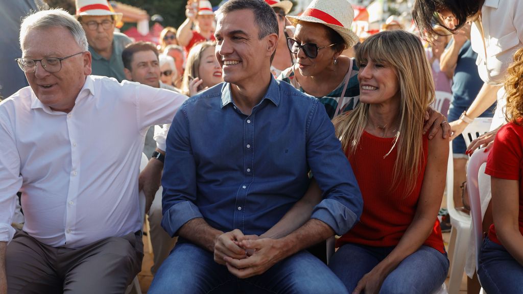 Begoña Gómez reaparece con Pedro Sánchez en un mitin del PSOE en Benalmádena, en Málaga
