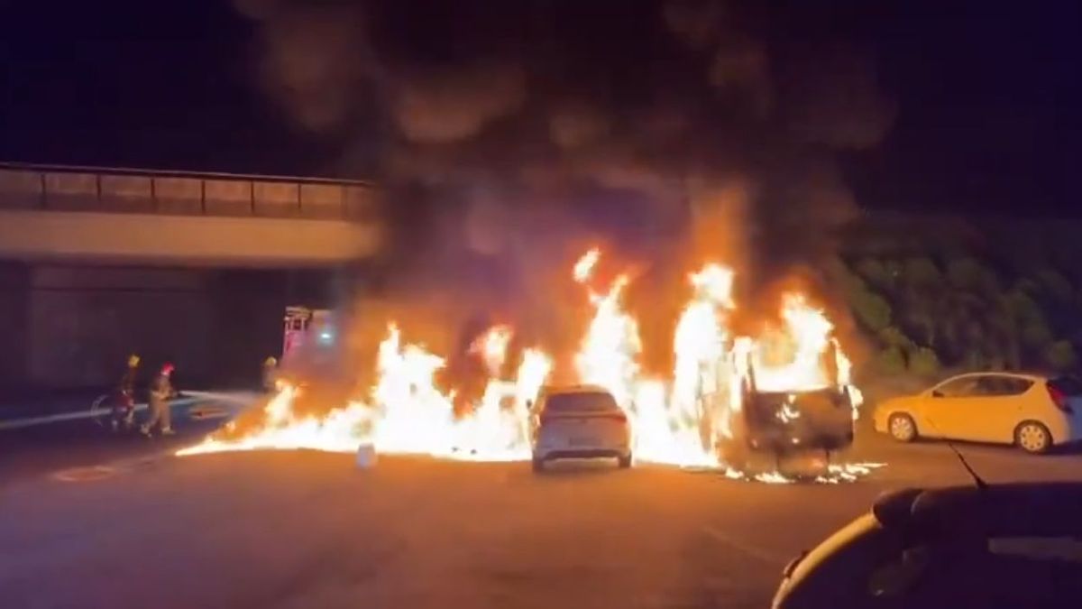 El fuego también afectó a otros dos coches que estaban en el mismo parking