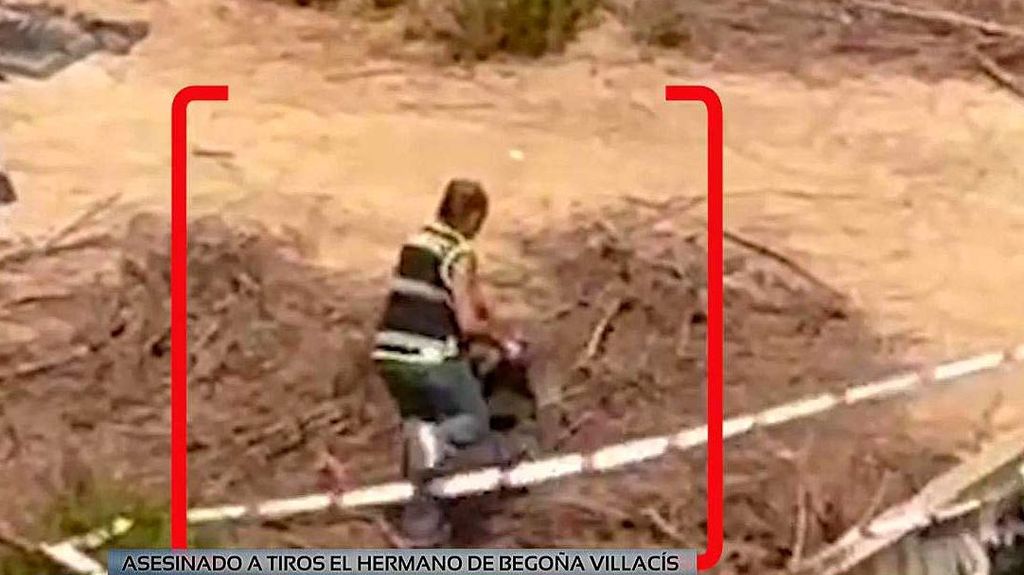 Exclusiva | Las imágenes del momento en que la Policía Nacional encuentra una de las armas empleadas en el crimen del hermano de Begoña Villacís