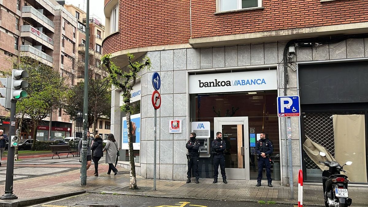 Ertzainas custodian la entrada a la sucursal bancaria la mañana del atraco