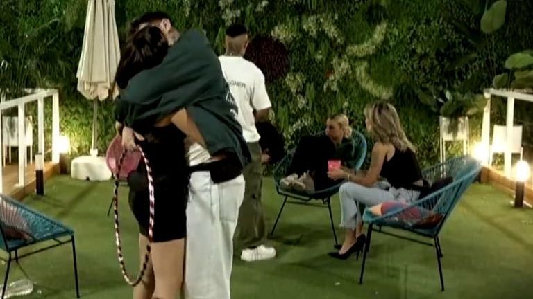 Lucía y Álvaro no se esconden: besos en el jardín