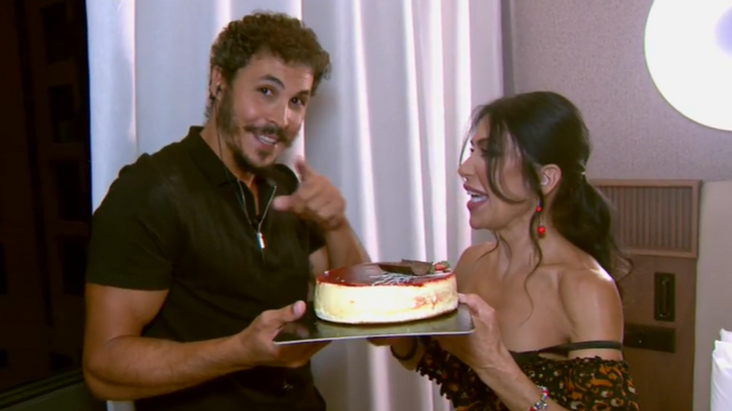 Maite Galdeano sorprende a Kiko Jiménez con una tarta por su cumpleaños: “Te lo agradezco muchísimo”