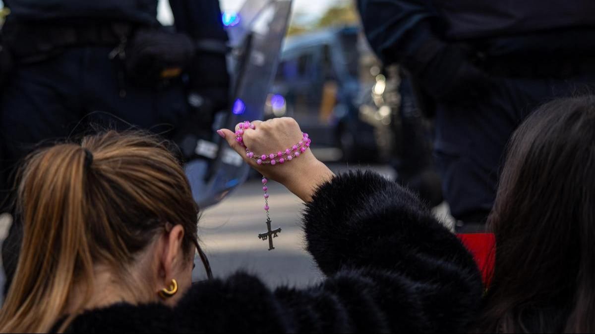 Rezando el rosario en la calle Ferraz de Madrid, frente a la sede del PSOE