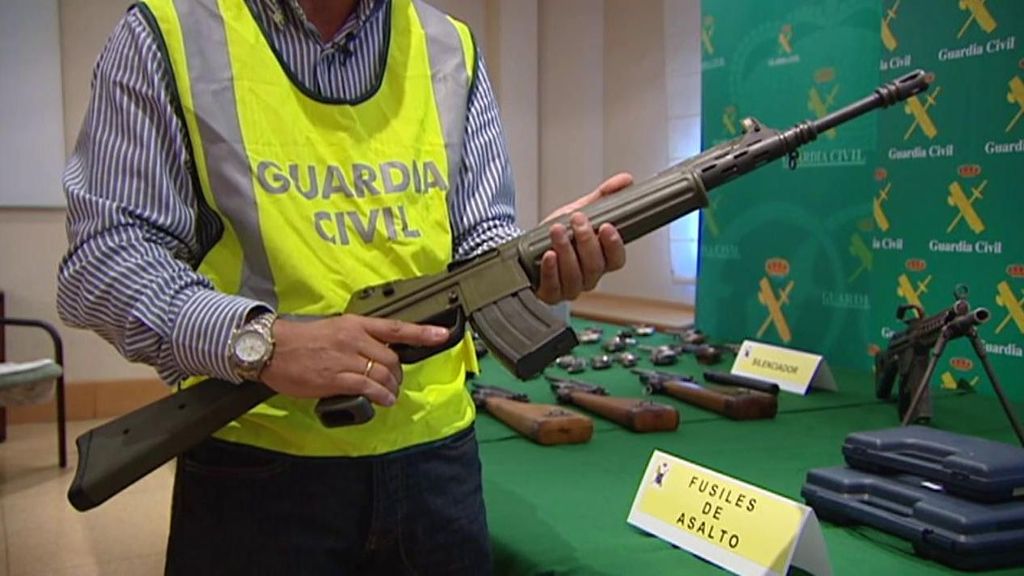 Un agente de la Guardia Civil sostiene un arma similar a la que usaron los asesinos de Borja Villacís