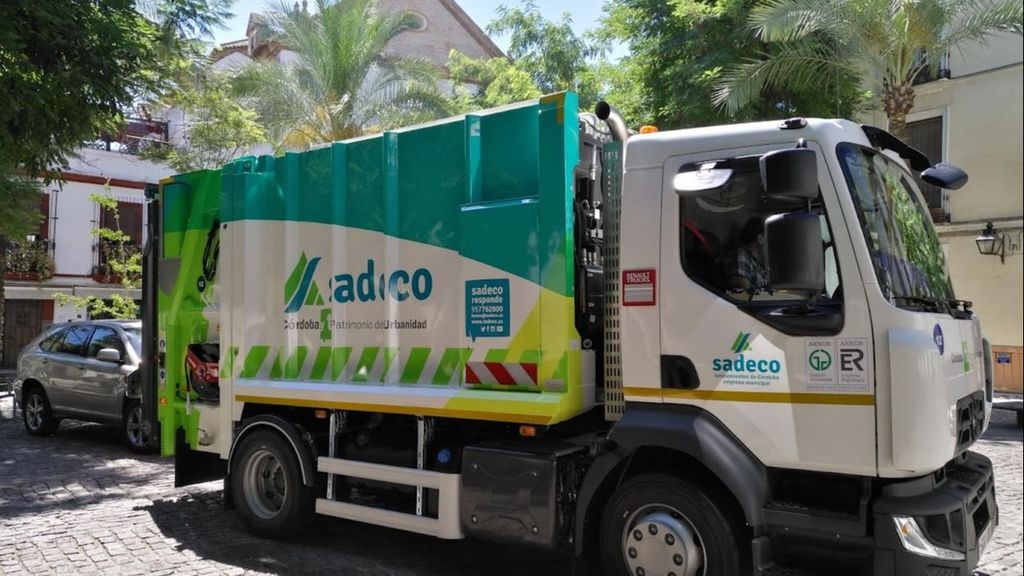Un camión de basura de Sadeco, la Empresa Municipal de Saneamientos de Córdoba