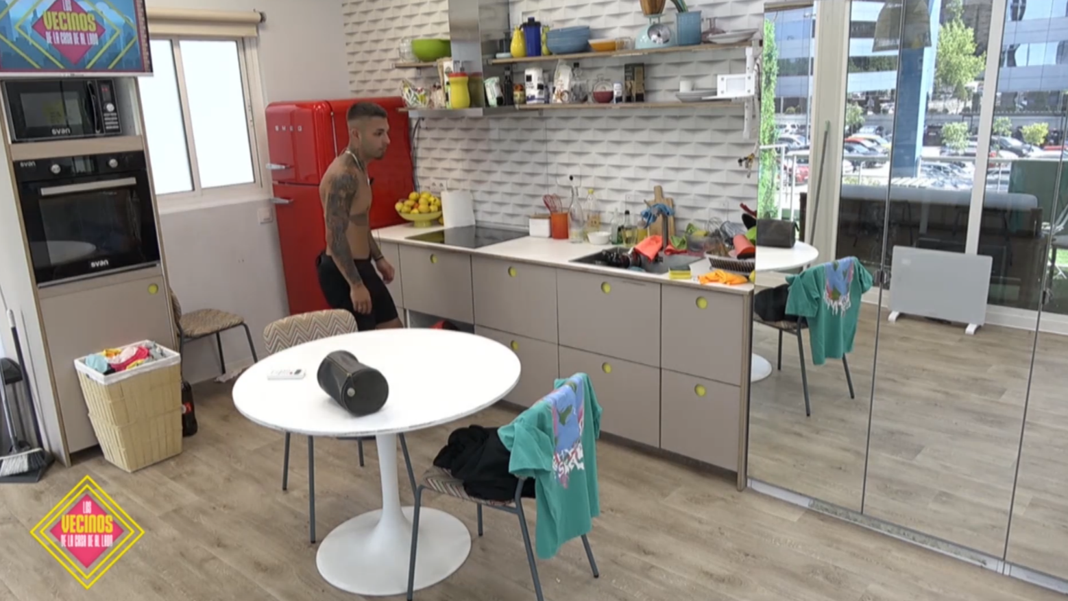 Álex se pone a limpiar la cocina del Trastero