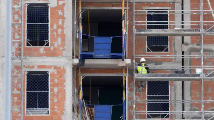 Ayuso aprueba el proyecto de ley que transformará 20.000 oficinas en viviendas de alquiler asequible