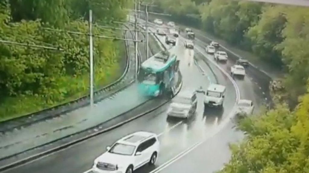Muere un pasajero al caer desde un tranvía en Rusia que perdió los frenos