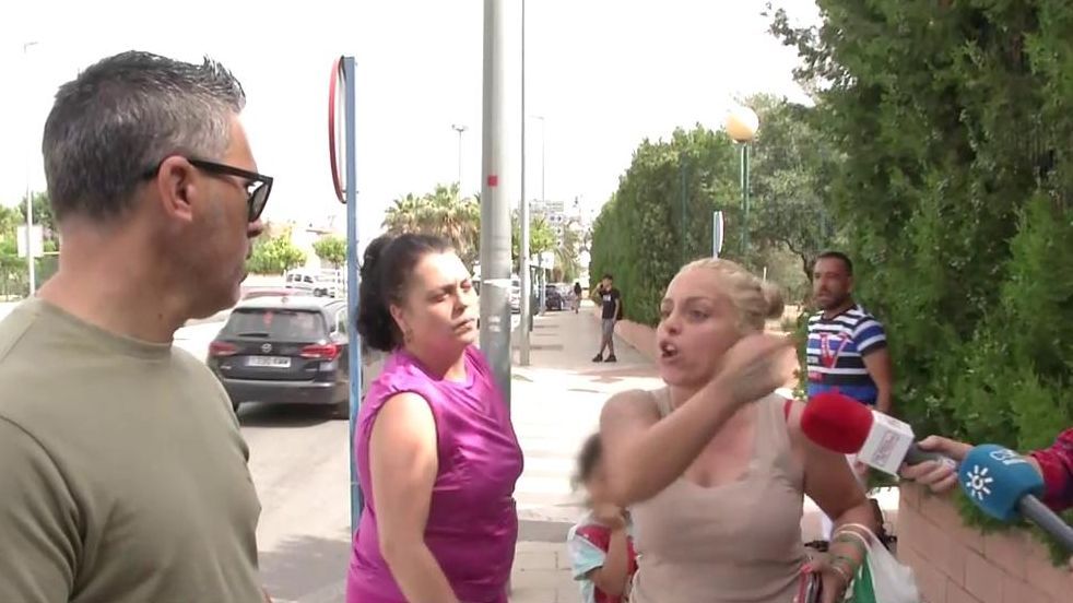 El monumental enfrentamiento entre unos okupas y un vecino en Sevilla: "Racista, preocúpate de tu mujer"
