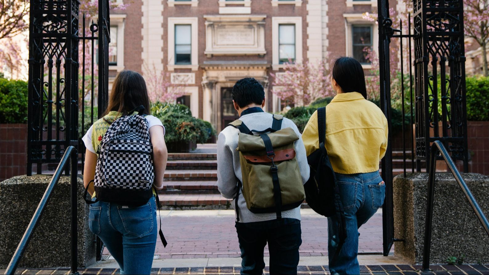 Estudiantes entrando en la universidad