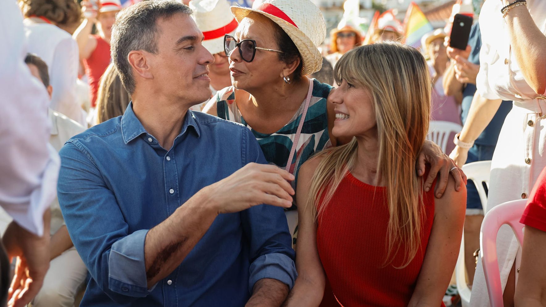 Pedro Sánchez junto a Begoña Gómez luciendo su herida en el brazo.