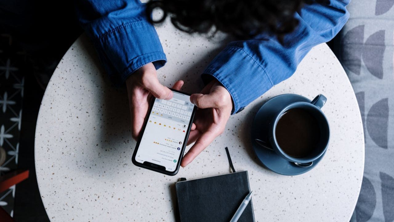 Hay trucos para saber si te están intentando estafar por WhatsApp
