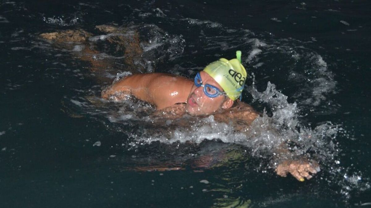 Jorge Crivillés, nadando durante uno de sus desafíos