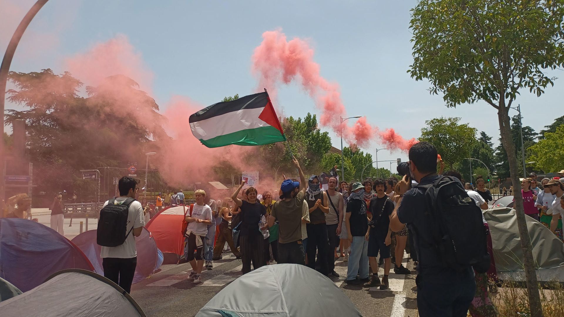 La Acampada por Palestina en la Complutense corta la avenida de Ciudad Universitaria