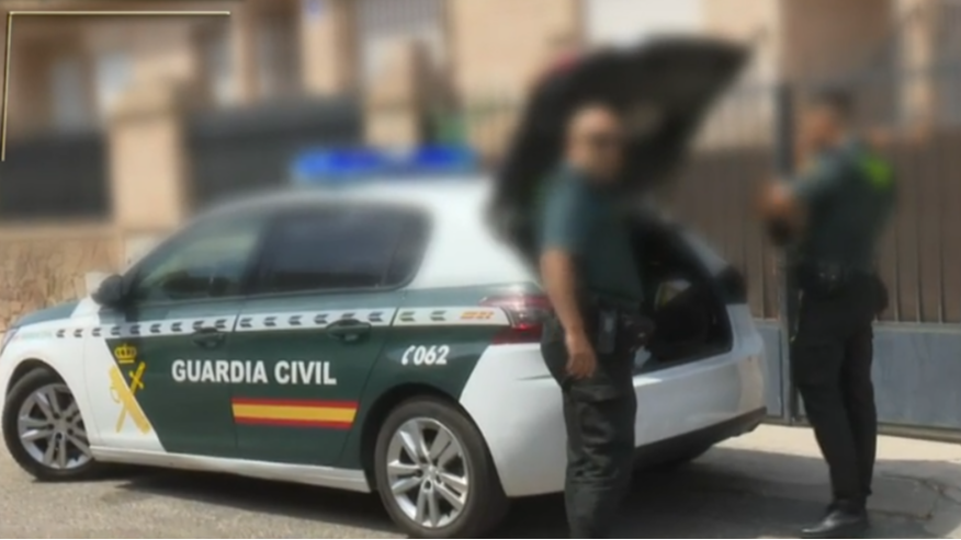 La Guardia Civil ante la casa okupada en Yuncos
