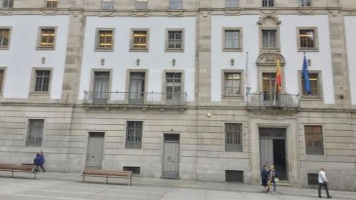 La sentencia de la Audiencia de Pontevedra condena a un menor a 12 meses de libertad vigilada por agredir a su exnovia.