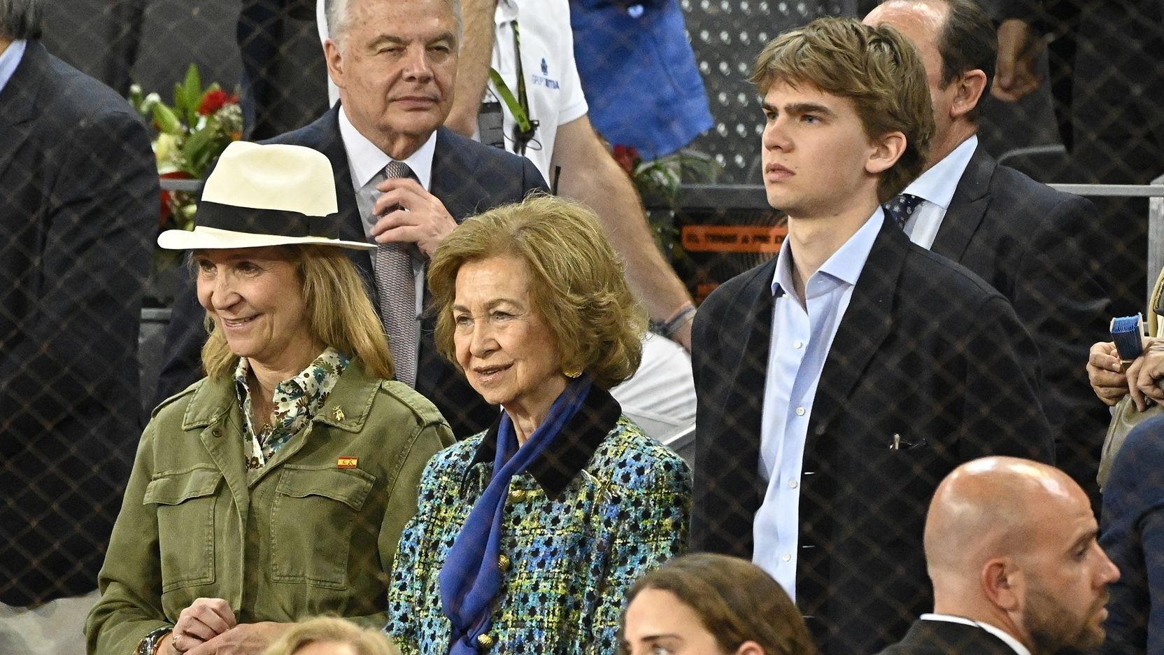 Miguel Urdangarin junto a su tía, la infanta Elena y su abuela, la reina Sofía.